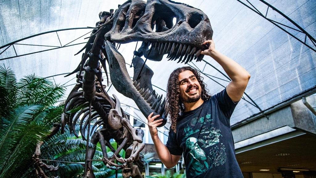 CaetaninoSoares's tweet photo. Eu não consigo achar palavras pra dizer o quanto esse cara da foto foi (e continua sendo) importante pra mim. Se hoje eu sou apaixonado pela Ciência e pela Paleontologia, culpem esse cabeludo sorridente... @Pirulla25  Você não tem NOÇÃO do quão especial tu és... #Pirulla https://t.co/PWVSvJ9RzZ