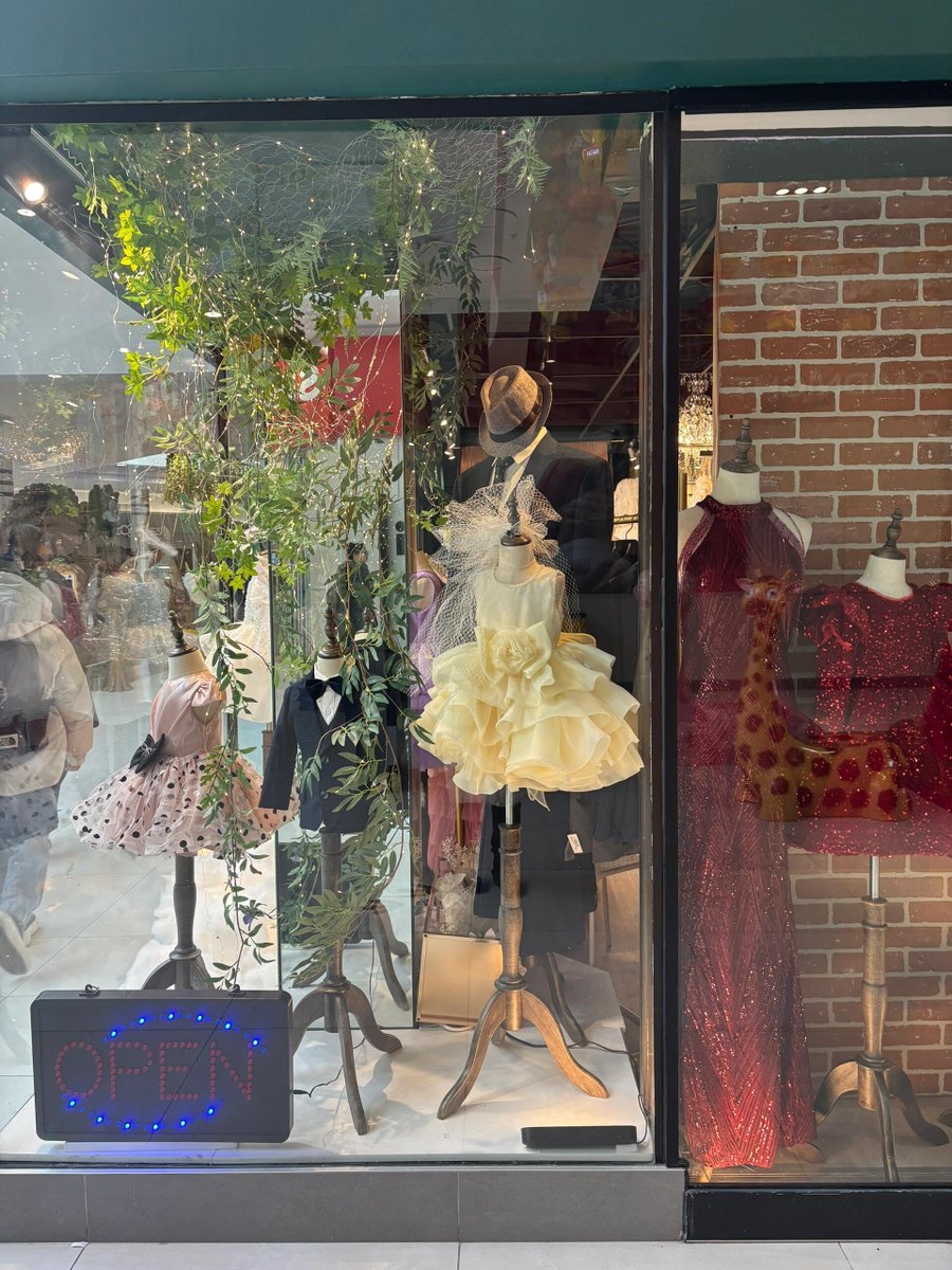 Every detail in Toronto’s shopping spots feels thoughtful. From the lighting to the textures, it is a soft invitation to explore comfort, elegance, and joy in every little aisle 💡🛍️