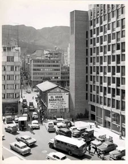 Intersección de la Calle 13 cerca a la carrera 10, a la derecha el edificio del Banco de la Costa, a la izquierda el edificio Camacho Matiz...Bogotá año 1966.