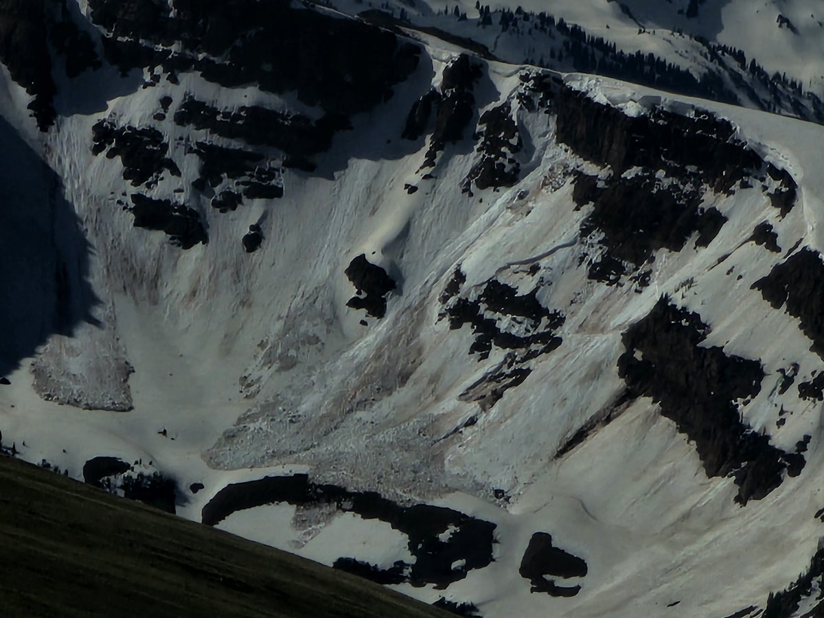 #COAvalancheInfo MOD(2of 5) Start and end your day early. If you are sinking in deep wet snow or see natural avalanche activity you are too late. Large wet slabs are occurring on northerly slopes. Be careful there. Avoid this terrain if shallow/rocky. colorado.gov/avalanche