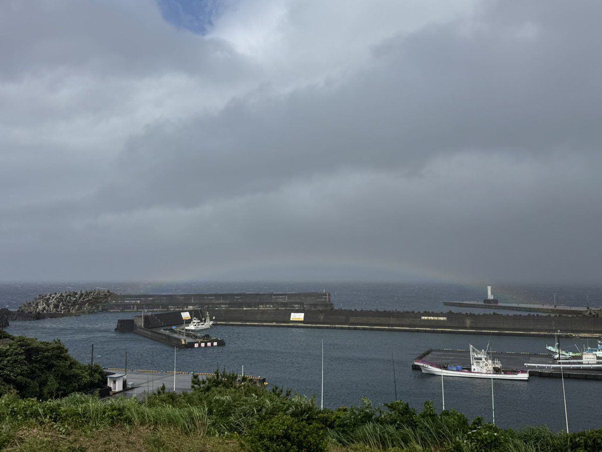 okikurashoten's tweet photo. ぐぅ〜〜もぉ〜にんぐっ
ミヤケジマァ〜💦
Aloha kakahiaka 🌈
定期船は欠航😆
庭に薄っすら虹が出ています♪
#ihearthawaii @iHeart_Hawaii
#voyage897
#partyradiojapan @PRJ_Promotions
#worldpopradio
#asiapop40 #findyourmusic
#radiodisco #interfm https://t.co/irCh1lFXGd