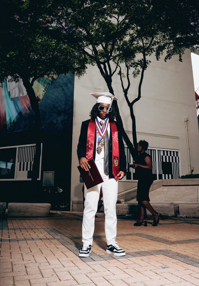 chardae_rumph's tweet photo. Signing out….still it’s my time to shine ✍🏽🎓 https://t.co/c3EHbryeHt