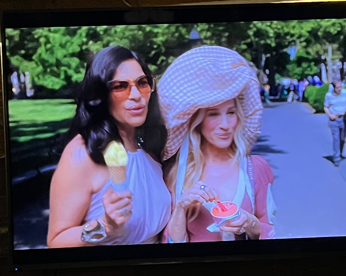 Sma5hingBlouse's tweet image. No, Carrie, NOOOOOOO what the Kentucky Fried Fuck is this headwear 😭 #AndJustLikeThat #andjustlikethatseason3