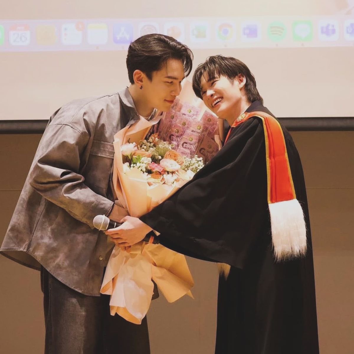 morewonsoju87's tweet photo. Separados éramos ordinarios, pero juntos somos extraordinarios.
#NatGraduationDay https://t.co/04rYcwxteW