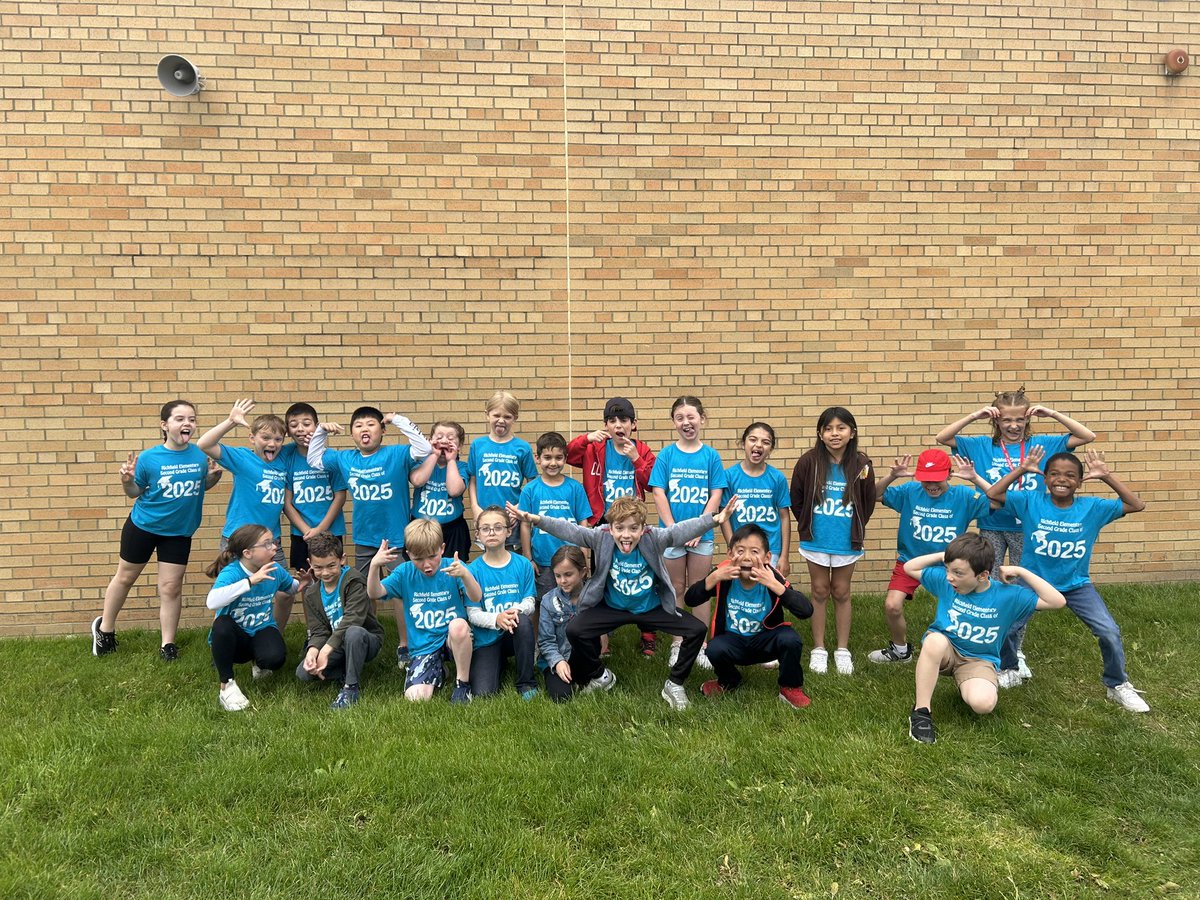 MrsMelissaYoder's tweet photo. Field day 💙🦋 https://t.co/ciCzI4EmgV