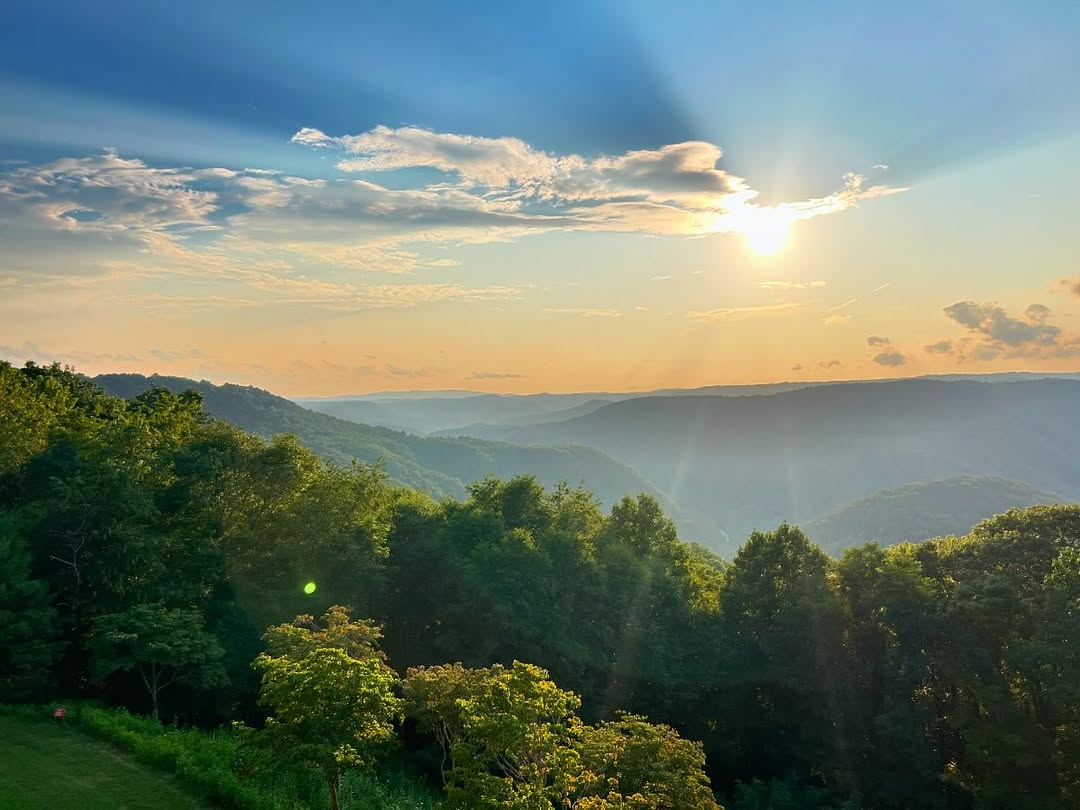 Lookin’ at the world from a place that never looked for attention. Classic West Virginia. ❤️

📍 : Pipestem Resort State Park
📸: instagram.com/outdoor_fort