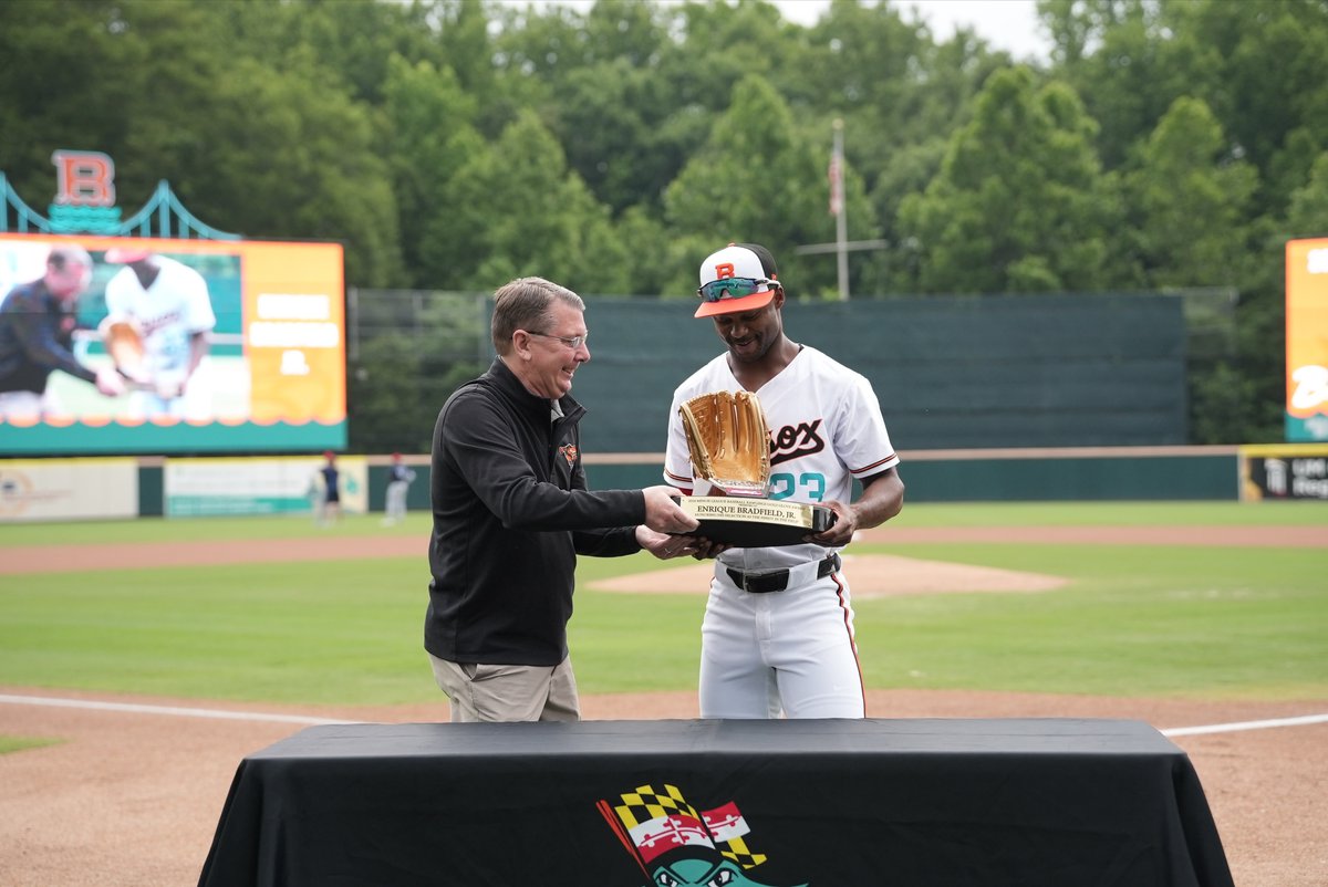 MiLB's tweet photo. Gotta keep your eyes on the prize, right Enrique? 

Enrique Bradfield Jr. receives his 2024 Minor League Baseball Rawlings Gold Glove! https://t.co/hA8vH67aub