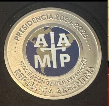 En el marco de la 32.ª Asamblea General Ordinaria de la AIAMP, condecoración póstuma con la “Medalla del Ministerio Público” al fiscal Marcelo Pecci.