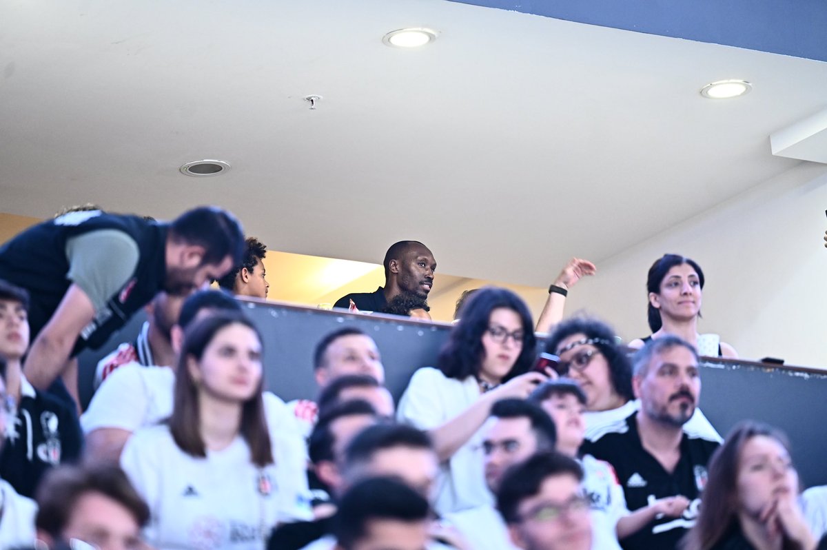 Akatlar, Sinan Erdem fark etmeksizin armanın peşinde.

Atiba Hutchinson.