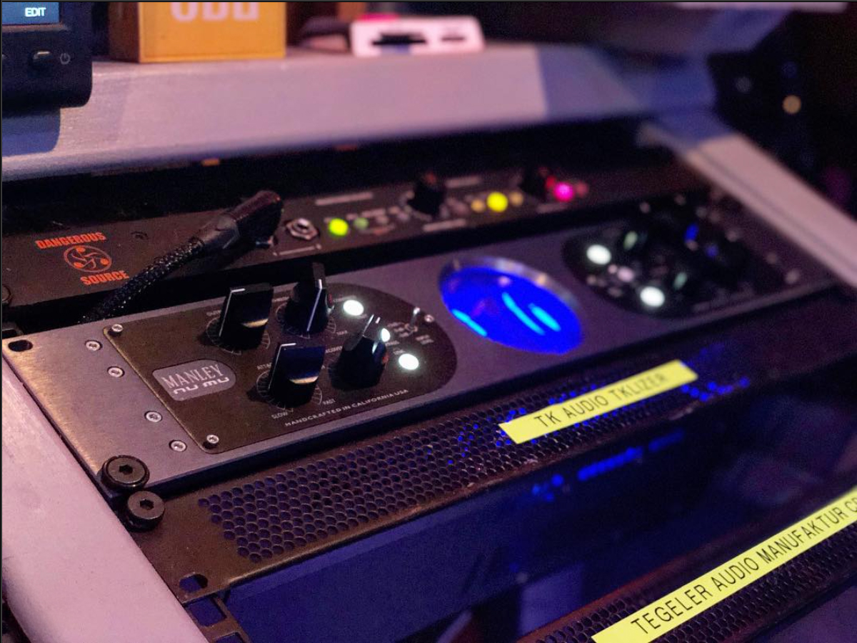 The #DangerousMusic SOURCE packs heavyweight monitoring power: pristine D/A conversion, multiple source switching, dual headphone amps, and speaker control—all with mastering-grade clarity. It punches way above its weight class. 

Check it out: dangerousmusic.com/product/source