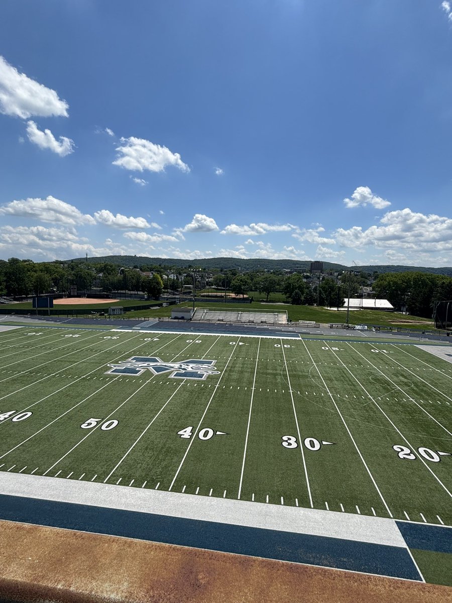 Had a wonderful experience at <a href="/MoravianFB/">Moravian Football</a>’s Junior Day, Liked the campus and what they have to offer you. 
#GoHounds 💙 

@N8WESTRICH <a href="/iamisa1/">Isa Abdul-Quddus</a>