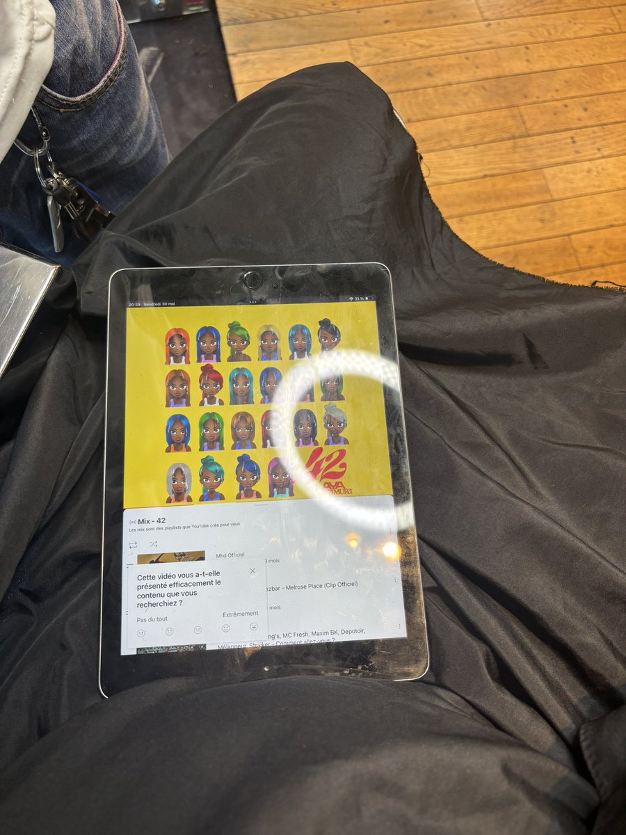 Je suis chez le coiffeur, il ne mettait que du rap. J’ai dit à mon coiffeur : « Donne-moi la tablette », ça fait 45 minutes que je mets du Aya. Les coiffeurs costauds et barbus débattent pour savoir quel son d’Aya est le meilleur. Moi je dis que c’est Djadja, l’un d’eux me dit «
