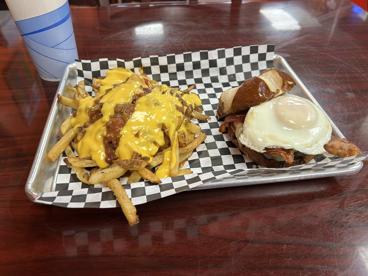 kuroyukihime666's tweet photo. #gotthatgoodmeat bay bay burger https://t.co/LwKVV4ToTh