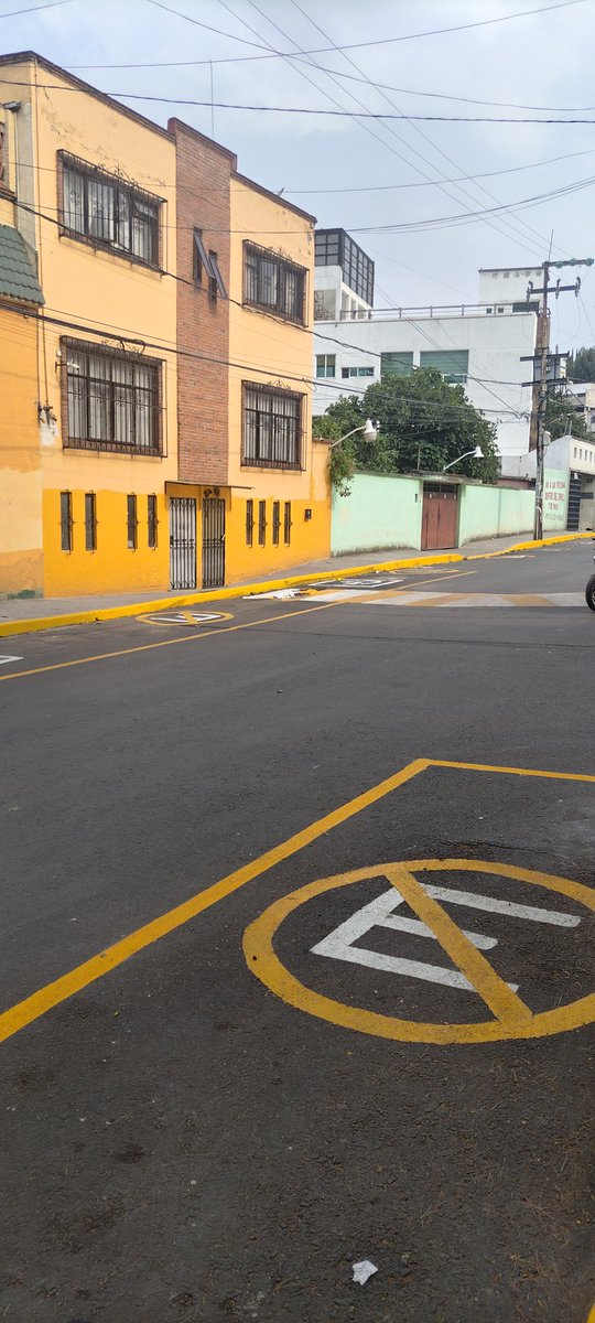 marisago80's tweet photo. @Fer_MercadoG  es calle privada? Porque tantos discos en una calle poco transitada y con servios médicos, psicológico, Odontológico, parque, lechería, deportivo y no permitir estacionarse. https://t.co/yDJ1HZj1yx