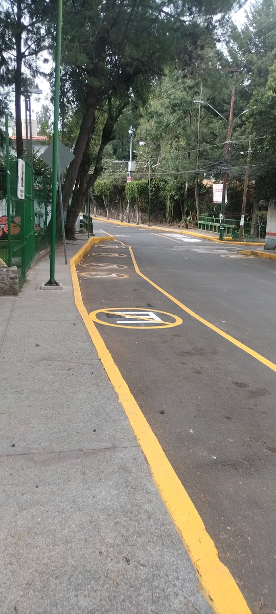 marisago80's tweet photo. @Fer_MercadoG  es calle privada? Porque tantos discos en una calle poco transitada y con servios médicos, psicológico, Odontológico, parque, lechería, deportivo y no permitir estacionarse. https://t.co/yDJ1HZj1yx