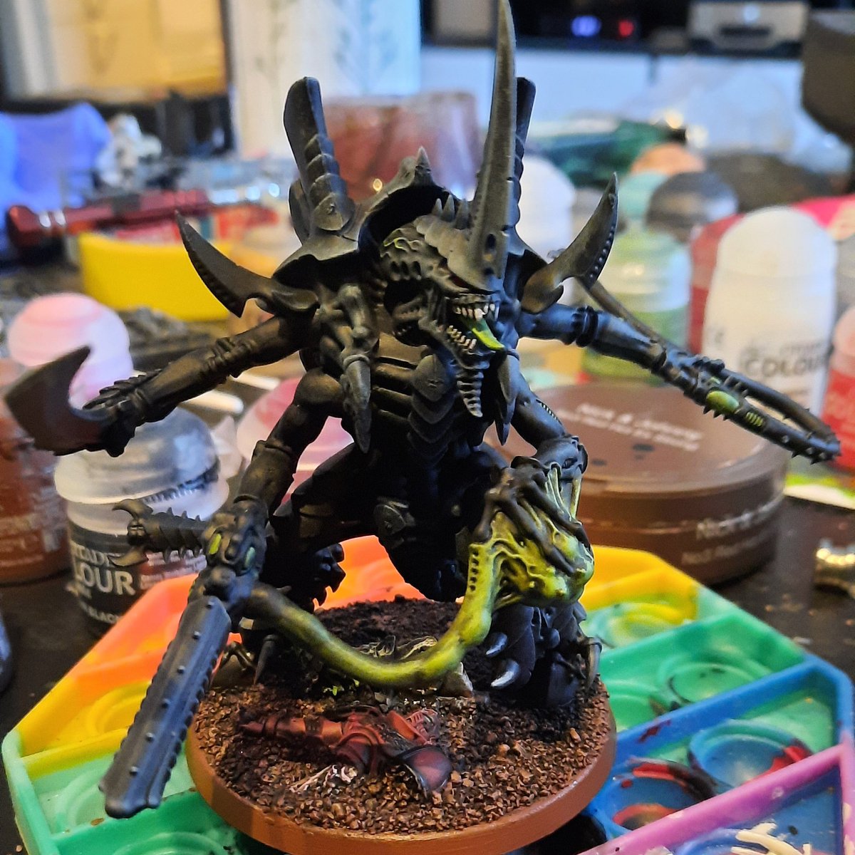 Now the Hive Tyrant is mostly finished, again; as always I'm only waiting for washes to dry before I varnish &amp; gloss him.

Oh... AND the Blood For the Blood God technical paint on the dead marine.

#Xenos40K #Tyranids #WarhammerCommunity #Warhammer40K