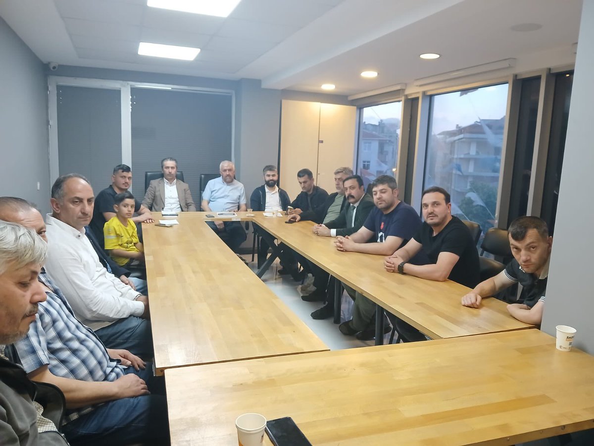 AkPartiGngren's tweet photo. Mareşal Çakmak Mahalle başkanı 
Kadir ÖZDEN başkanlığında teşkilat mensuplarımızın katılımı ile haftalık mahalle toplantımızı gerçekleştirdik

@abdullahozdemir 
@dvrnyalcinkaya https://t.co/FQ1cH2dlzp