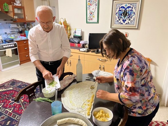 Selvi hanım, kocaniza söyleyin artık onu siyasette görmek istemiyoruz.
Torun sevsin ,börek yapsın, organik tarım yapsın ama siyasetten elini eteğini çeksin..
<a href="/Skilicdaroglu/">Selvi Kılıçdaroğlu</a> rica ediyoruz..