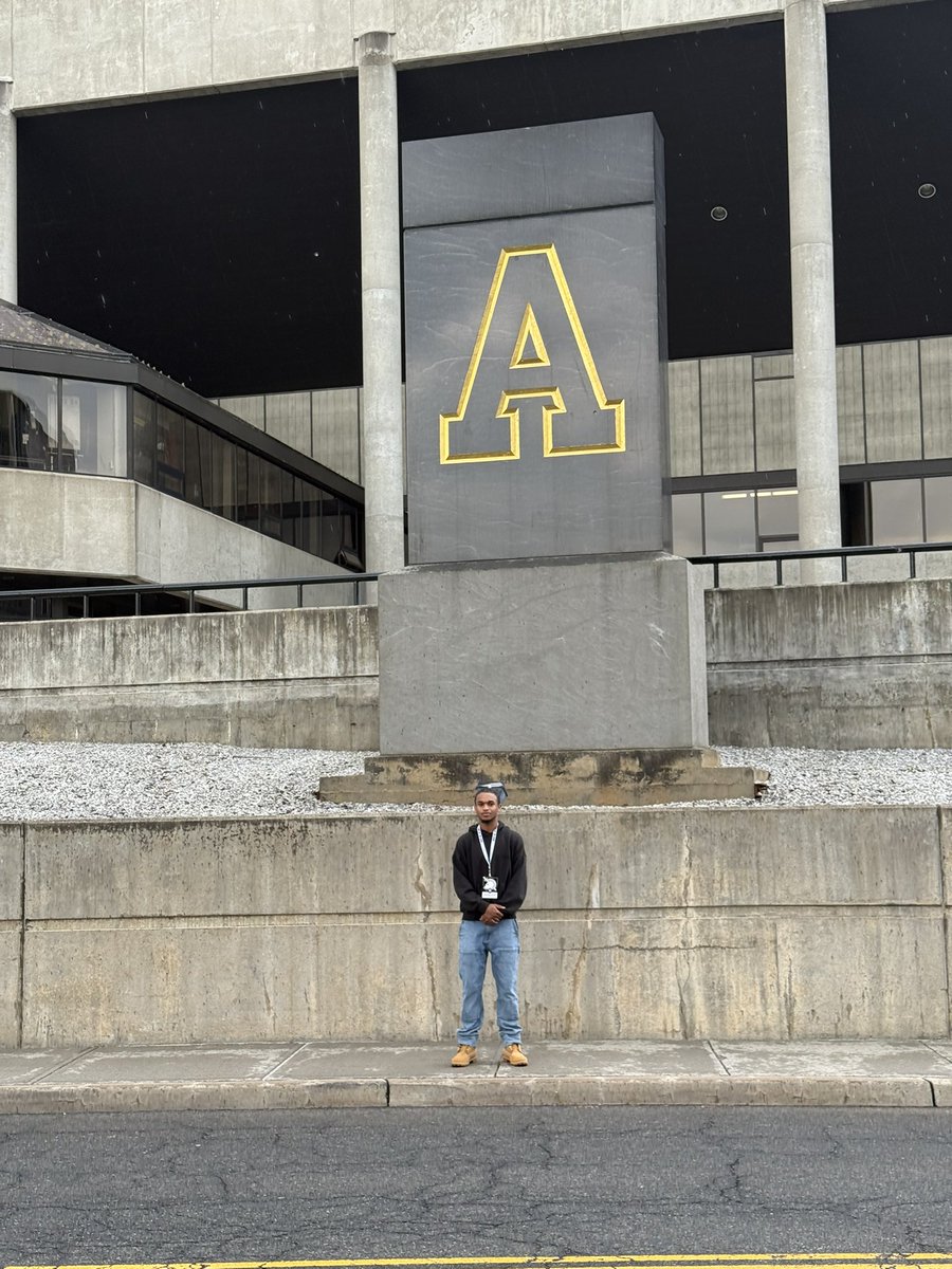 Taylor2Matthias's tweet photo. Had a great visit to West Point. Looking forward to getting back on campus. @NewManchesterFB @ArmyFB_Recruit @CoachASmith3 https://t.co/amgy6ZjacY
