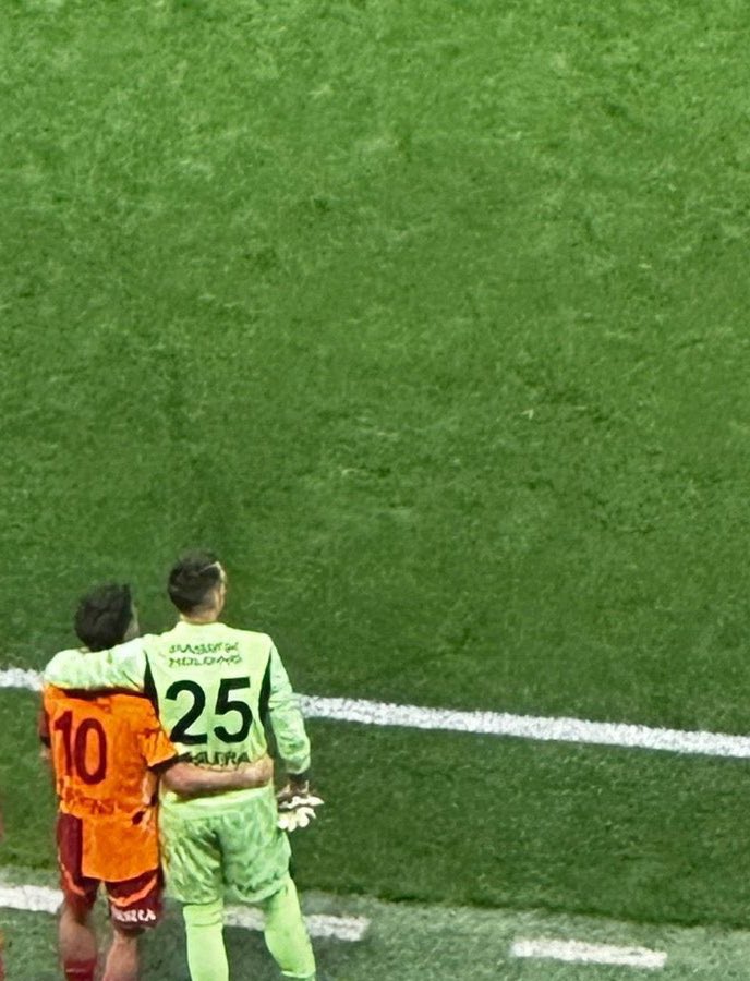 Son kez Galatasaraylarına baktılar.