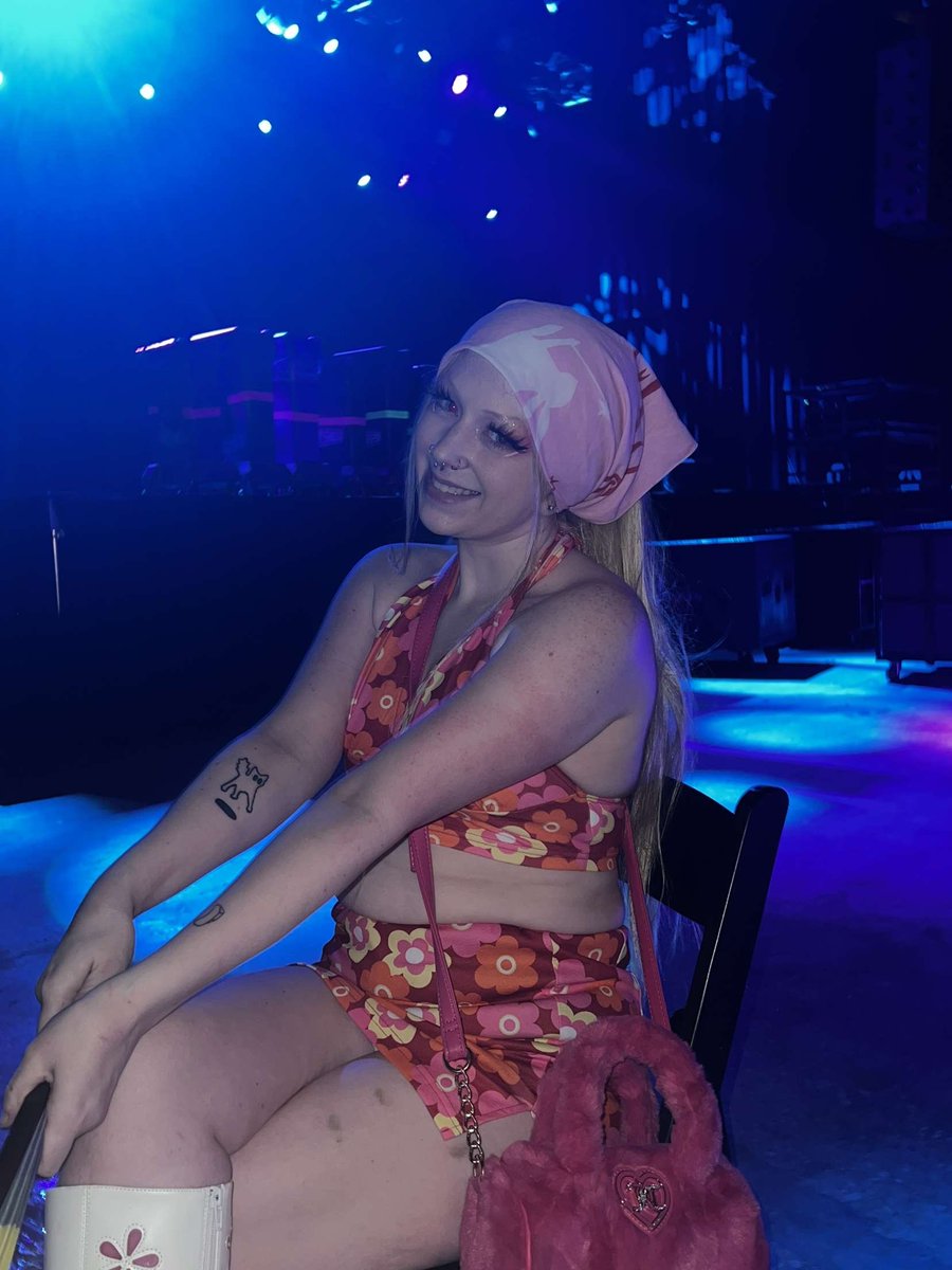 theacademywas_'s tweet photo. moments before this i stumbled out of the pit cause my vision went bye bye and i thought i was gonna pass out hee hee #solidpinkdisco https://t.co/21DsEARFgj