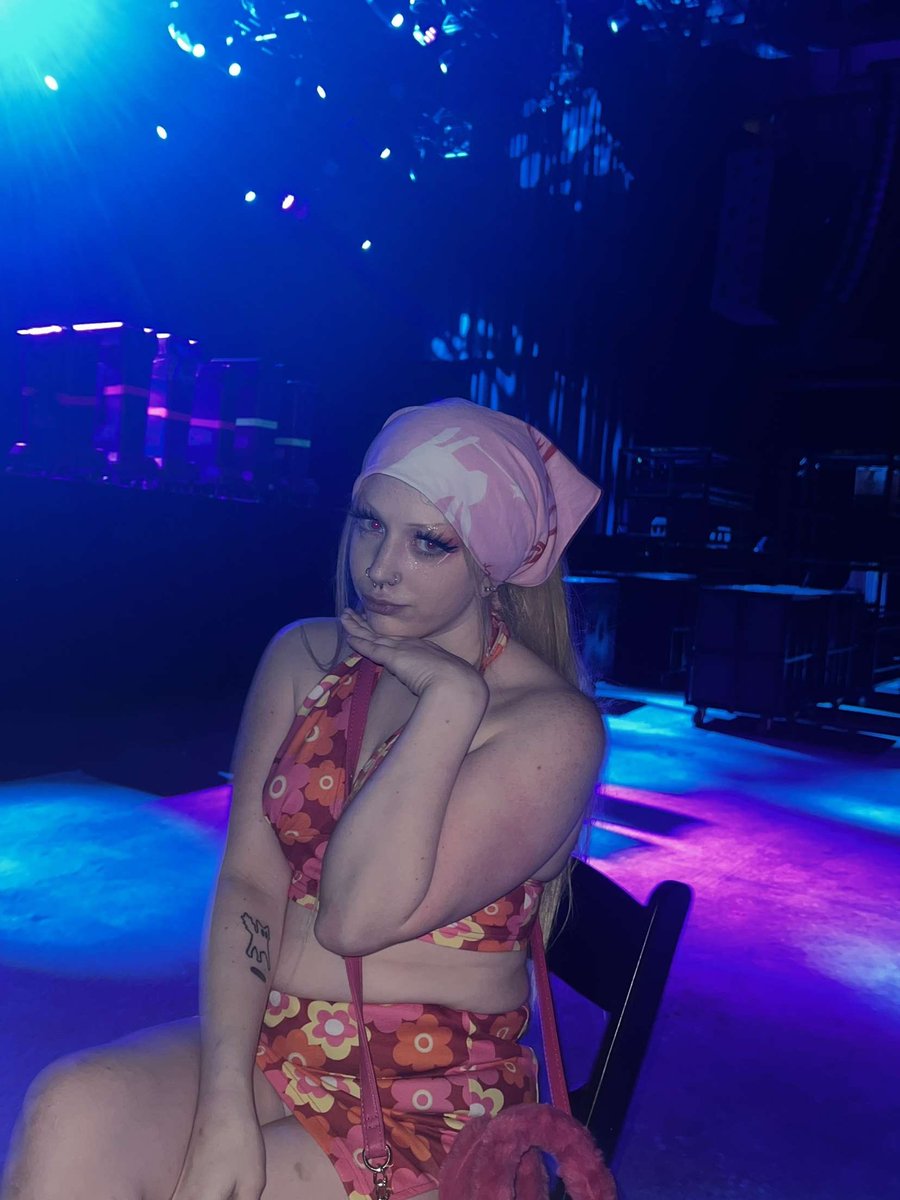 theacademywas_'s tweet photo. moments before this i stumbled out of the pit cause my vision went bye bye and i thought i was gonna pass out hee hee #solidpinkdisco https://t.co/21DsEARFgj