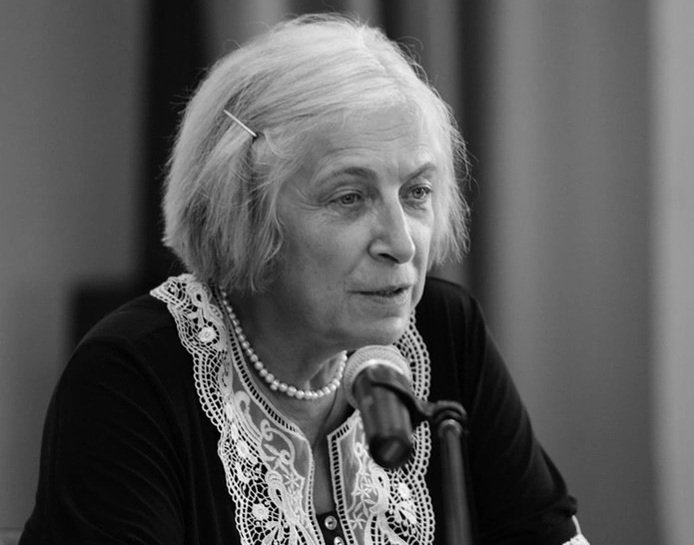 "Мы живем в обществе,где грубые психиатрические симптомы выдаются за эталоны моды.
Обратите внимание,сейчас активно пропагандируется неряшество,грязные засаленные волосы, рваные чулки, драные джинсы" 
Ирина Медведева, директор Общественного института демографической безопасности