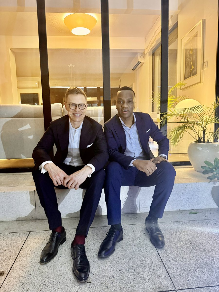 Juzi kati hapo nilipata nafasi ya kukutana na Rais wa Taifa la Finland, Alexander Stubb alipoitembelea Tanzania kikazi, hakutaka mambo mengi muda wa kupiga picha ulipofika 😅 akaniambia picha za kusimama zimeshakuwa za kawaida sana kama vipi tukae tu hapo kwenye huo msingi sio