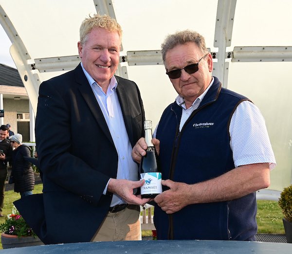 Bowensonfire hits the mark under Finn Brickley this evening down in <a href="/TramoreRaces/">Tramore Racecourse</a> for owners <a href="/KtdaRacing/">KTDA Racing</a> 

Congratulations to everyone involved 🥂
📸Healy Racing