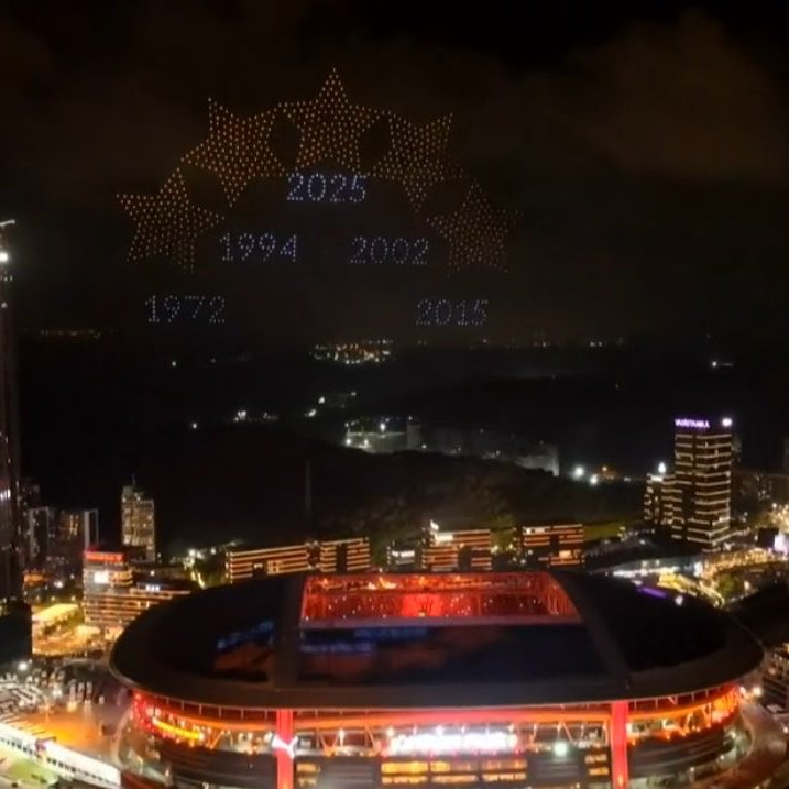 Galatasaray, İstanbul'un farklı yerlerinden kalkan yıldızları Rams PARK'a getirdi.

1. yıldız: Galatasaray Lisesi
2. yıldız: Galatasaray Adası
3. yıldız: Florya
4. yıldız: Kemerburgaz
5. yıldız: Rams Park