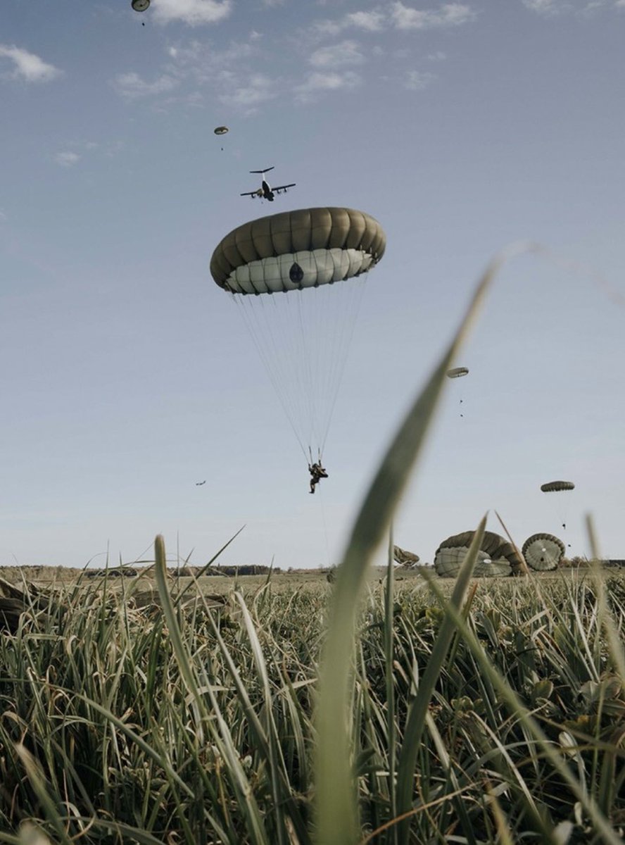 TheParachuteReg's tweet image. Jumping into the weekend like….🪂
Dozens of British Paratroopers dropped from two @RoyalAirForce Airbus A400M planes into Sweden as part of Ex Swift Response 25 ✈️.
UK soldiers trained alongside Swedish and American allies to demonstrate @NATO’s quick reaction capabilities.…