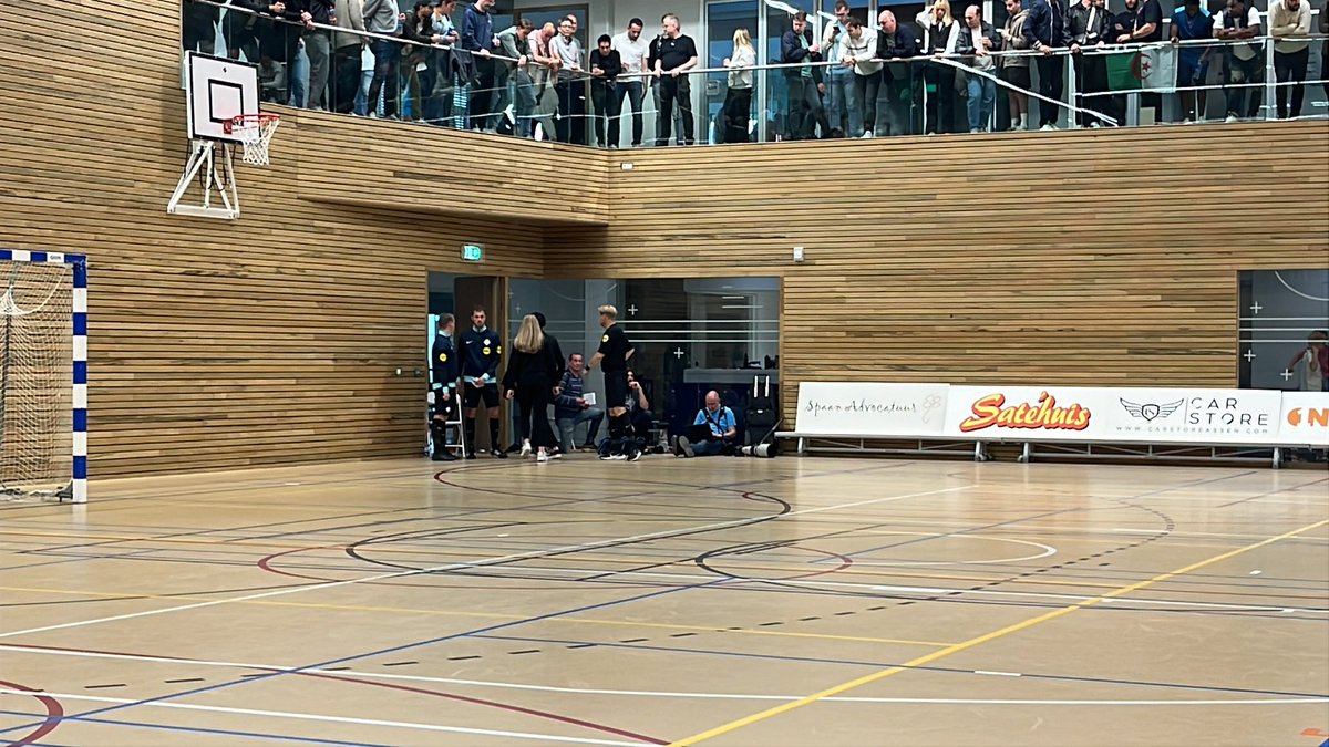 Overleg tussen scheidsrechter en mensen van PKC