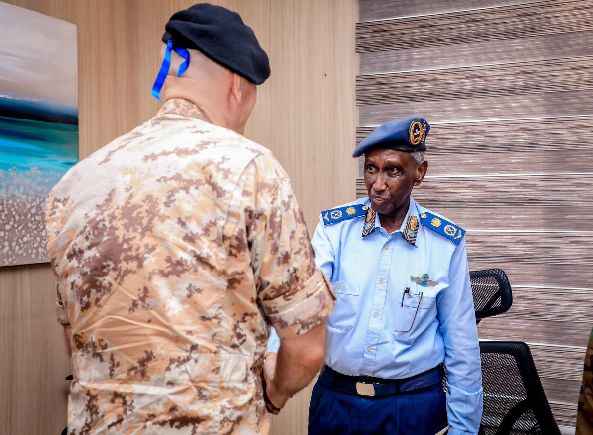 Il Capo di Stato Maggiore dell’Esercito Nazionale Somalo, Generale Odawaa Yusuf Rageh, ha incontrato oggi a Mogadiscio il Capo di Stato Maggiore della Difesa italiana, Generale Luciano Portolano, in visita ufficiale nel Paese.

L’incontro si è concentrato sul rafforzamento della