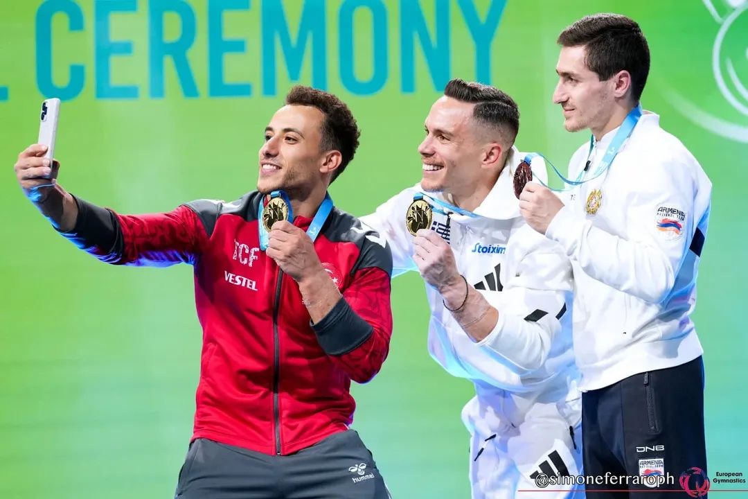 HellenicOlympic's tweet image. To 8o 🥇 είναι πιο λαμπερό!
Για όγδοη φορά Πρωταθλητής Ευρώπης ο τρομερός  Λευτέρης Πετρούνιας.

#Petrounias #TeamHellas #EuropeanChampion #EuropeanGymnastics