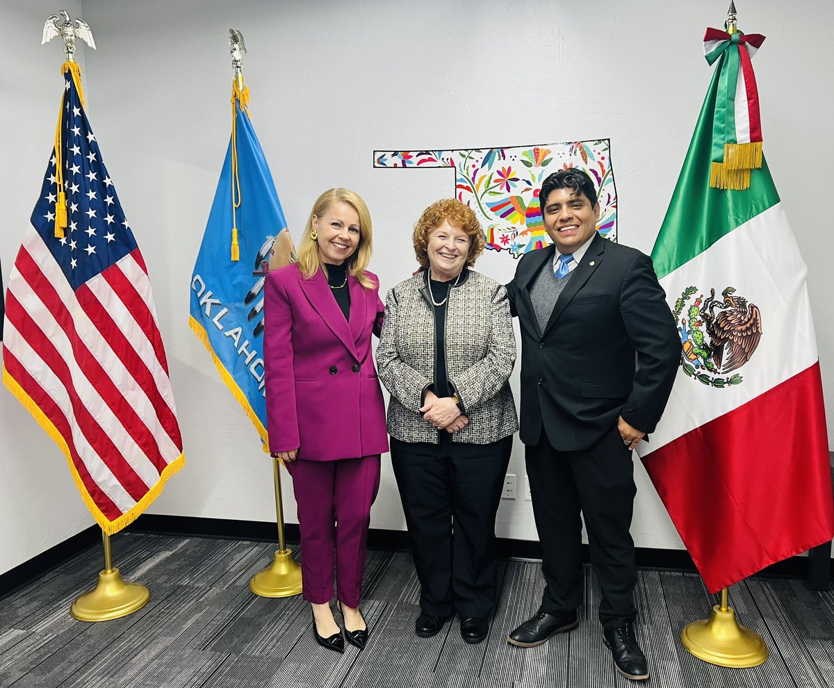 It was wonderful to welcome today at @ConsulMexOklh the Consul General of Canada in Dallas, Susan Harper! Nuestros países son amigos y aliados cercanos — Our countries are friends and close allies - Nos pays sont amis et alliés proches. 🇲🇽  🇨🇦 🤝