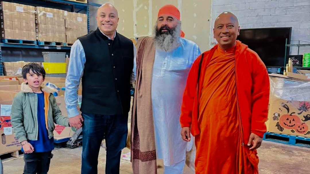 Sai Dham Food Bank (@saidhamcanada) on Twitter photo Bhante Saranapala more famously known as the <a href="/TheUrbanMonkTO/">The Urban Buddhist Monk</a>, visited our warehouse to make the donation on their behalf.✨
Grateful to receive a generous food donation from four Buddhist temples, shared as part of the Annual Vesak Festival. 🧡
#vesakfestival #buddhist #foodbank Bhante Saranapala more famously known as the <a href="/TheUrbanMonkTO/">The Urban Buddhist Monk</a>, visited our warehouse to make the donation on their behalf.✨
Grateful to receive a generous food donation from four Buddhist temples, shared as part of the Annual Vesak Festival. 🧡
#vesakfestival #buddhist #foodbank