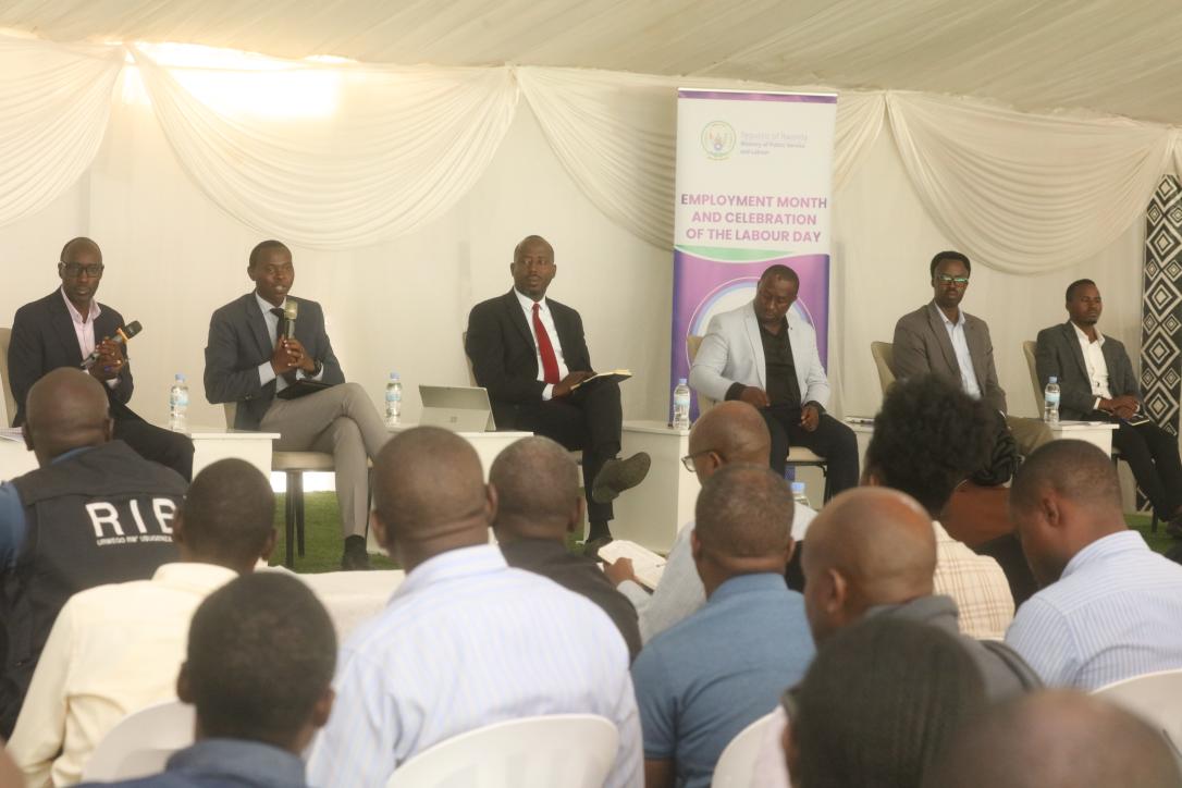 Inesam_rw's tweet photo. Muri iyi nama yiga ku  ihangwa ry'umurimo yahuje inzego zombi nabafatanyabikorwa kurwego rw'intara y'iburasiraziba, CEO TURAHIMANA Samuel wa INESAM yari muba panelists kumwe n'abayobozi , PSF kuntara, MIFOTRA, intumwa y'urubyiruko muri minisiteri  n'uwuhagarariye  za kaminuza.1/3 https://t.co/spSr85NkW7