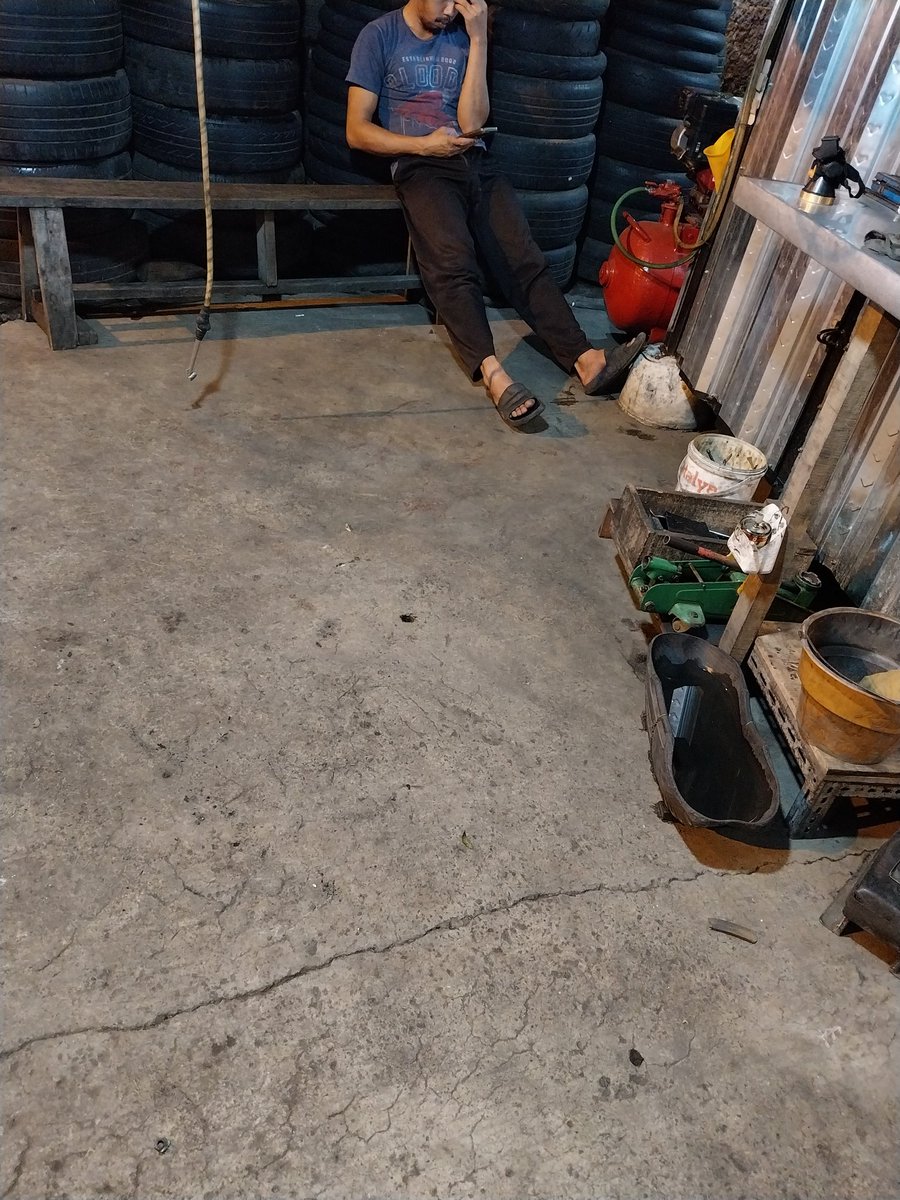 Makan nasgor di ciawi smping bengkel motor, ga fokus liat yg punya bengkel gede bgt 👍👍👍