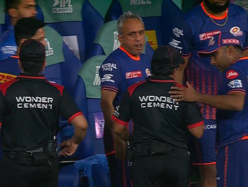 academy_dinda's tweet photo. Celebrations all over Mumbai Indians dugout 👏 https://t.co/rtgNCKmw1g