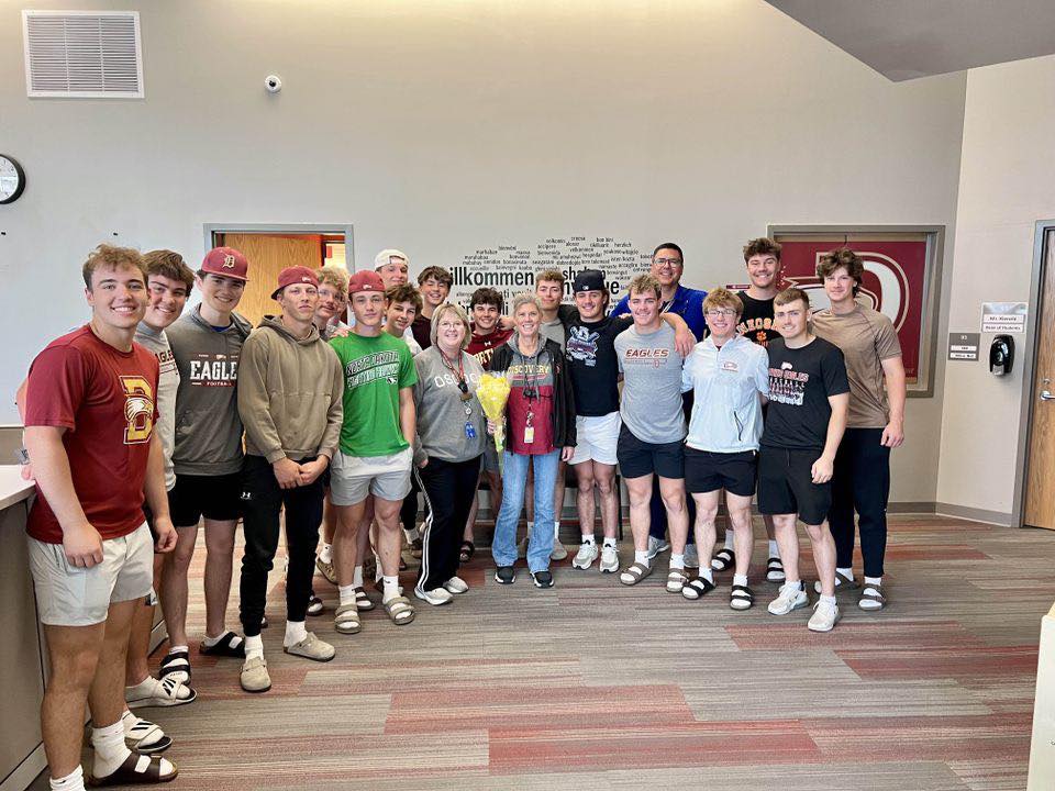DaviesBaseball's tweet image. Starting State Tournament day with full hearts (and full stomachs)! 

After breakfast together this morning, the Davies Baseball team made a few extra stops — delivering thank-you cards and flowers to local schools and even handing out flowers to strangers around town.
A small…