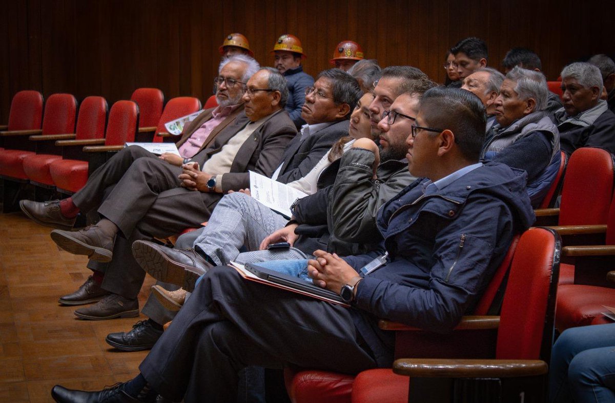 UNIDO_Bolivia's tweet photo. El 15 de mayo se inauguró la 2da versión del Diplomado en Producción de Oro Responsable (Cero Mercurio) en la #UMSA 🎓

Hacia una #MineríaSostenible con el impulso académico, Estado boliviano y ONUDI🇧🇴

📍 Paraninfo - Monoblock Central
#planetGOLDBolivia #OroResponsable https://t.co/Bo1GlDUNKI