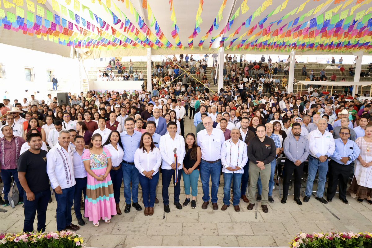 Salomón Jara Cruz (@salomonj) on Twitter photo INICIÓ LA CONVENCIÓN DEL CAFÉ OAXAQUEÑO 2025 PARA EL FORTALECIMIENTO DE LAS Y LOS PRODUCTORES DE NUESTRO ESTADO
Inauguramos la Convención del #CaféOaxaqueño 2025 con el secretario de <a href="/Agricultura_mex/">Secretaría de Agricultura y Desarrollo Rural</a> y Desarrollo Rural, <a href="/JulioBerdegue/">Julio Berdegué</a>. Este espacio tiene el objetivo de INICIÓ LA CONVENCIÓN DEL CAFÉ OAXAQUEÑO 2025 PARA EL FORTALECIMIENTO DE LAS Y LOS PRODUCTORES DE NUESTRO ESTADO
Inauguramos la Convención del #CaféOaxaqueño 2025 con el secretario de <a href="/Agricultura_mex/">Secretaría de Agricultura y Desarrollo Rural</a> y Desarrollo Rural, <a href="/JulioBerdegue/">Julio Berdegué</a>. Este espacio tiene el objetivo de