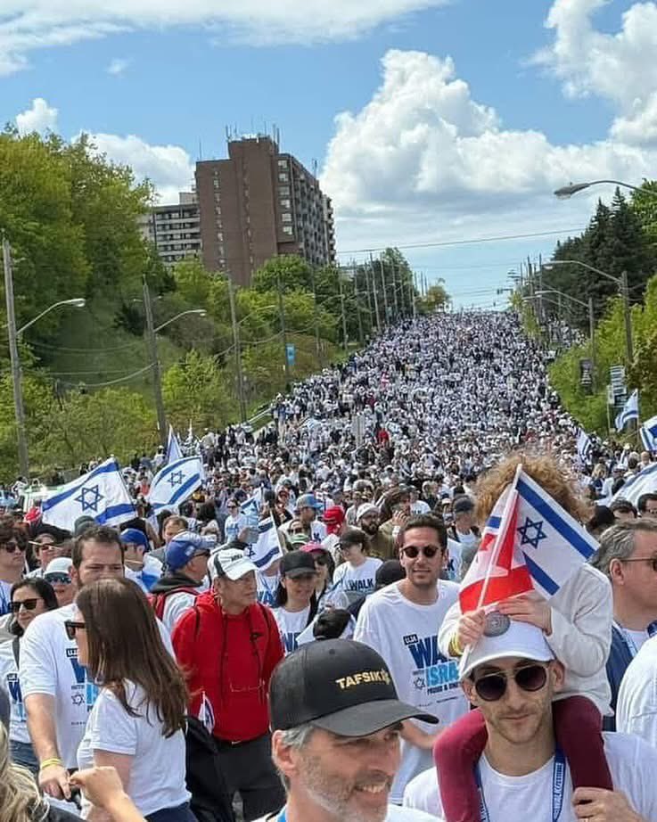 ShmuelShalom's tweet photo. Today in #Toronto: over 56,000 people marching in support of #Israel 🇮🇱❤️🇨🇦🍁
#Canada https://t.co/KOOSsBIfDP