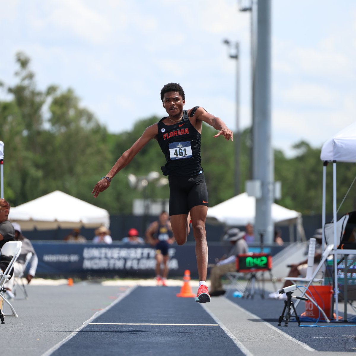 Easy as 1⃣➡️2⃣➡️3⃣

Jaden Lippett is headed to the NCAA Outdoor championships. 🎟️

15.94m [52' 3.75"] - a new personal best! He is the ONLY freshman to qualify from the east region. 

#GoGators 🐊