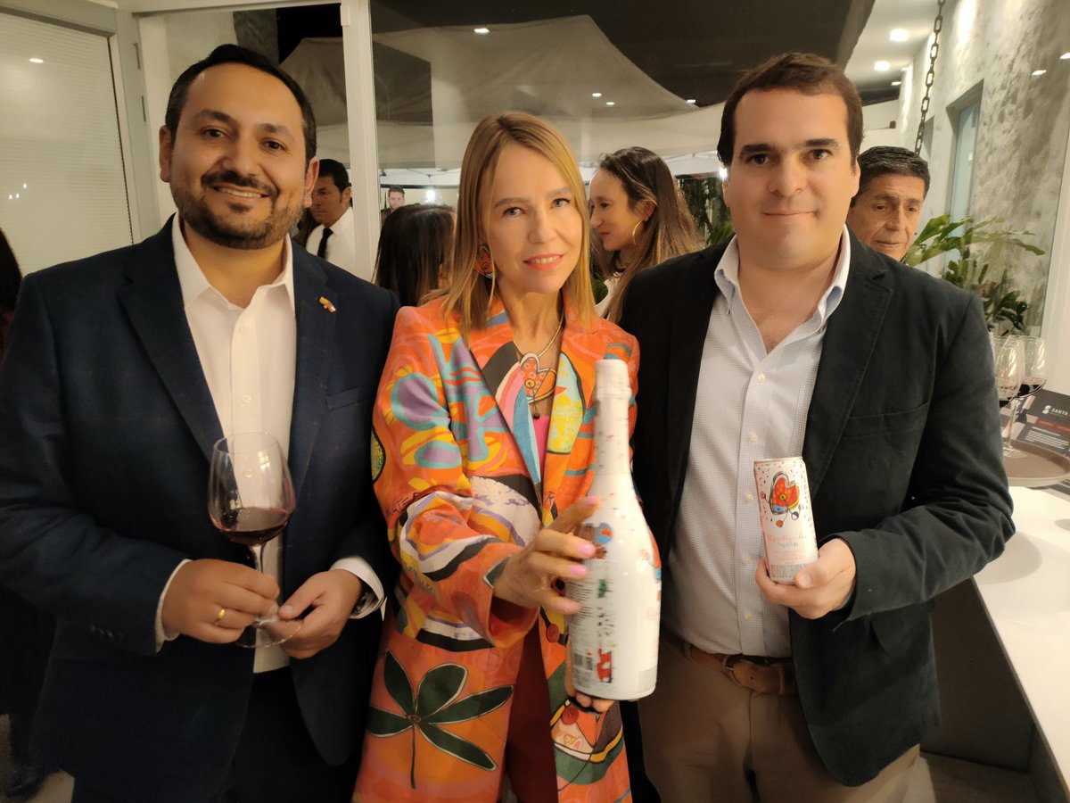 echilecolombia's tweet photo. La Embajada de Chile saluda la llegada a Colombia de la Viña Santa Irene de la Región del Maule, con 90 años de experiencia y felicita a sus importadores, los destacados empresarios chilenos: Gustavo Vera, Gonzalo Tessa y Rodrigo Rioseco.
@ProChile 
@Minrel_Chile https://t.co/6FbSmAuSpq