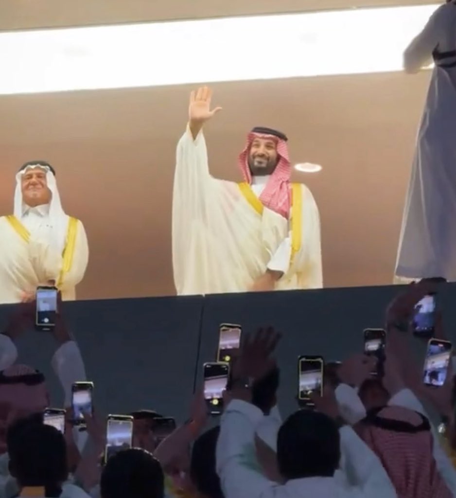 ياسعد عين اللي يحبه شعبه 
عاش الزعيم القائد المنعور

تغيّرت حتى شروط اللعبه 
اليا حضر كل العرب جمهور 

<a href="/sbinbtlaa/">سلطان بن بتلاء</a>