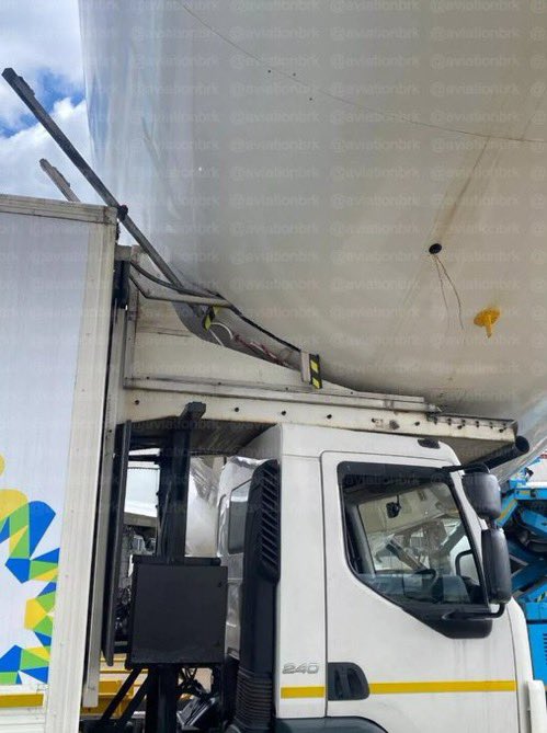 Então, pá? O Boeing 787 da Saudia tem cerca de 60 metros de comprimento e pesa umas boas 250 toneladas. Vê-se bem ao longe seja de que ângulo for. Apesar disso conseguiste acertar-lhe em cheio com o carro das limpezas. E logo ali, juntinho ao tampão de pressurização (pressure