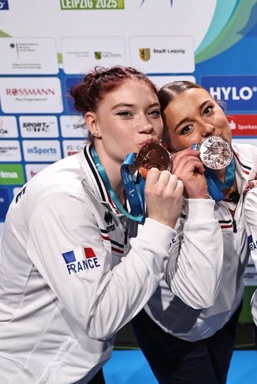 stickthatvault's tweet photo. 9 ans séparent ces deux images. 

Et dire que depuis 2016 elles ont remporté ensemble une médaille mondiale et deux médailles européennes. 🇫🇷🥹 https://t.co/mtmDBG2rDe