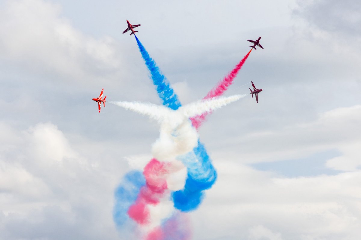 rafredarrows's tweet photo. First display of 2025 ✅

📸 AS1 Emily Muir

#RedArrows | #RAF | #MidlandsAirFestival https://t.co/CyV47MEy0u