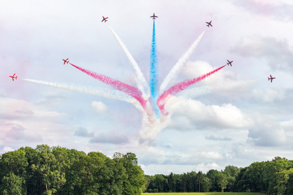 rafredarrows's tweet photo. First display of 2025 ✅

📸 AS1 Emily Muir

#RedArrows | #RAF | #MidlandsAirFestival https://t.co/CyV47MEy0u